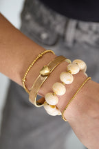 Elastic beaded bracelet with large beads