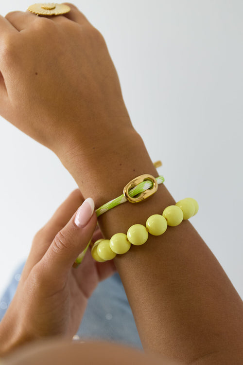 Bracelet with large beads and clasp at the front